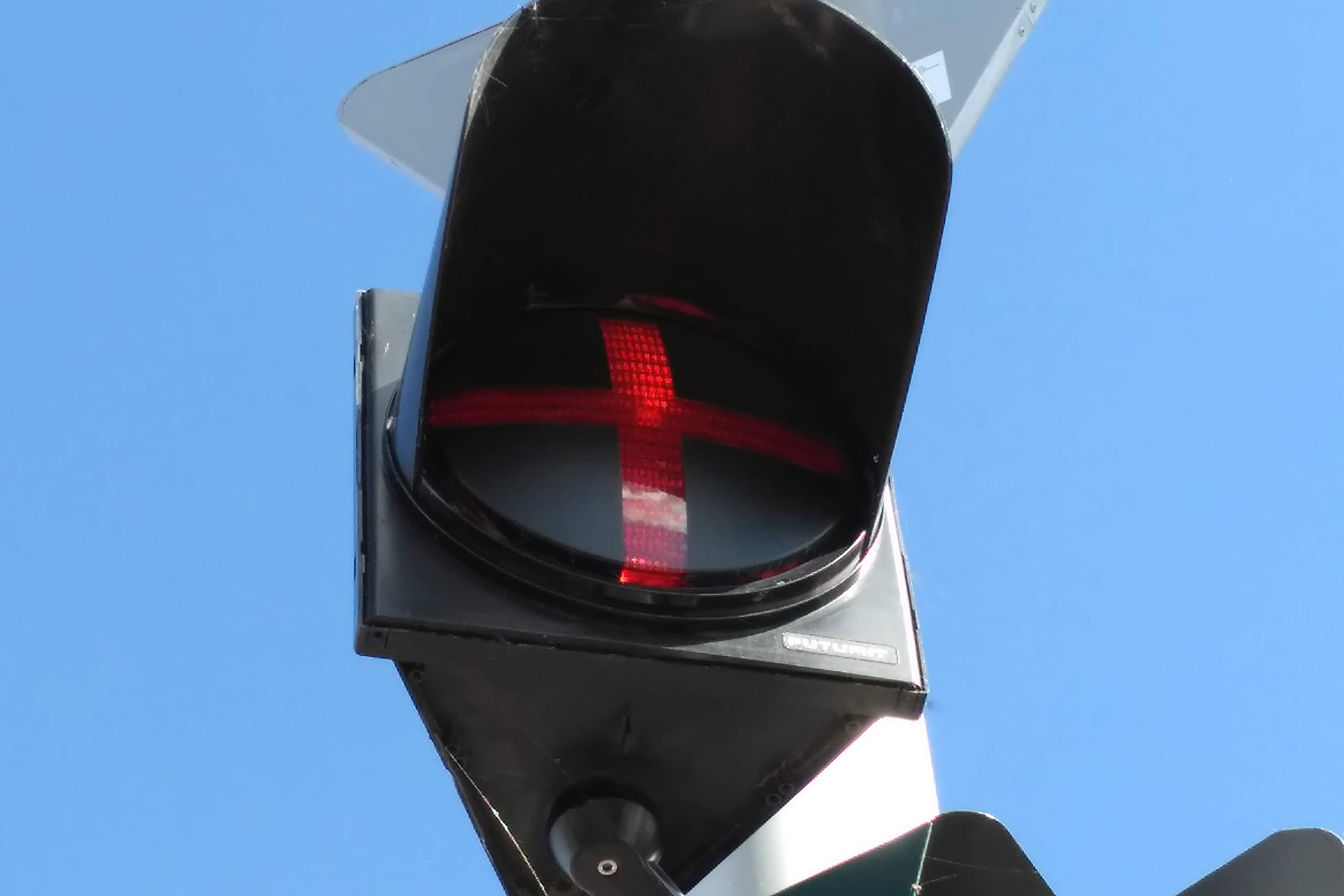 Включи запрещающий сигнал. Красный светофор. Дополнительные секции светофора с красным крестом. Козырек светофора. Светофоры с плюсом.