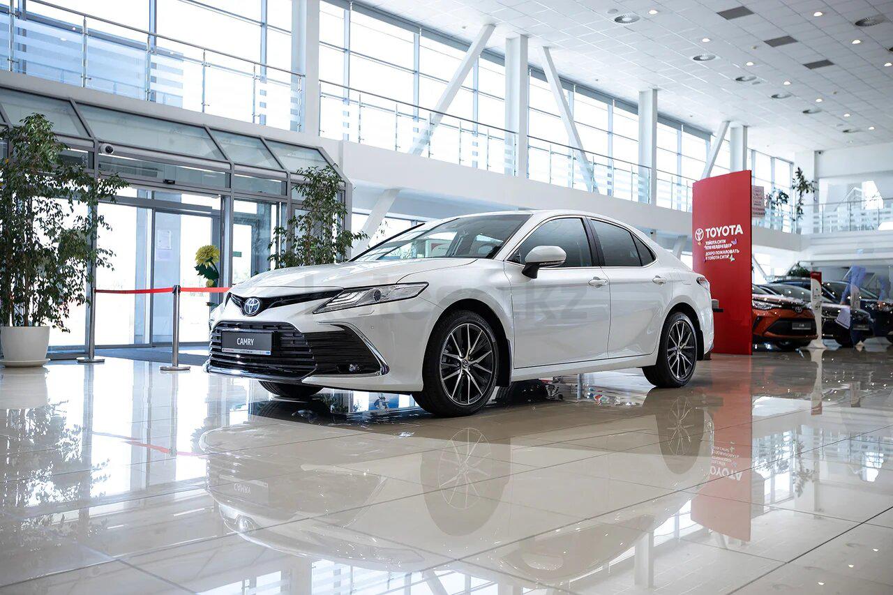 Toyota Camry D класса 2021 года от 15 000 000 тенге