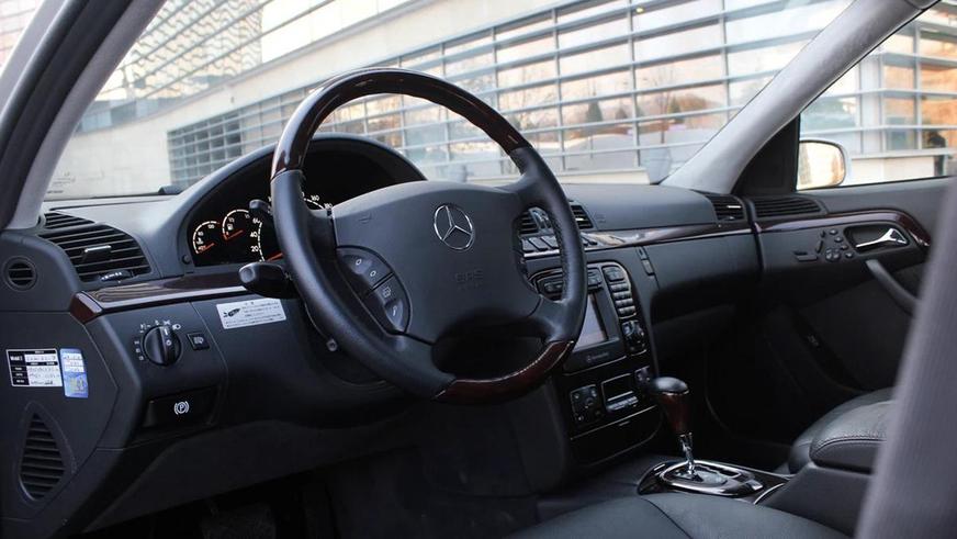 Mercedes-Benz S320 почти без пробега продают в Алматы