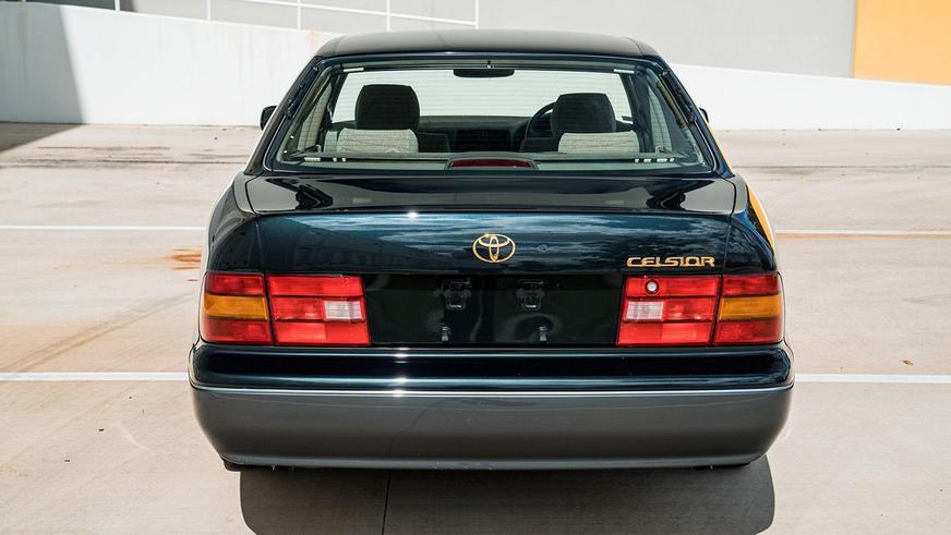 На аукционе продали практически новый Toyota Celsior за $17 тысяч