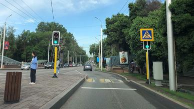 Пешеходный светофор напротив КазНУ на Тимирязева установили в Алматы