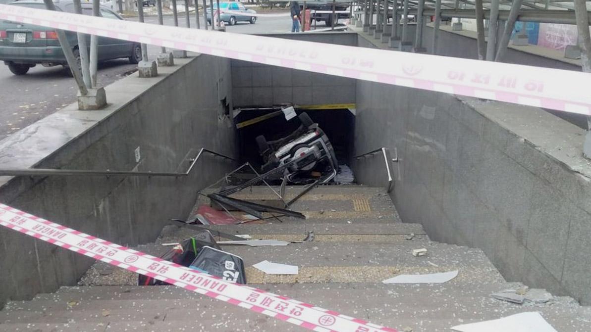 Mitsubishi Pajero улетел  в подземный переход.  Пятеро пострадали