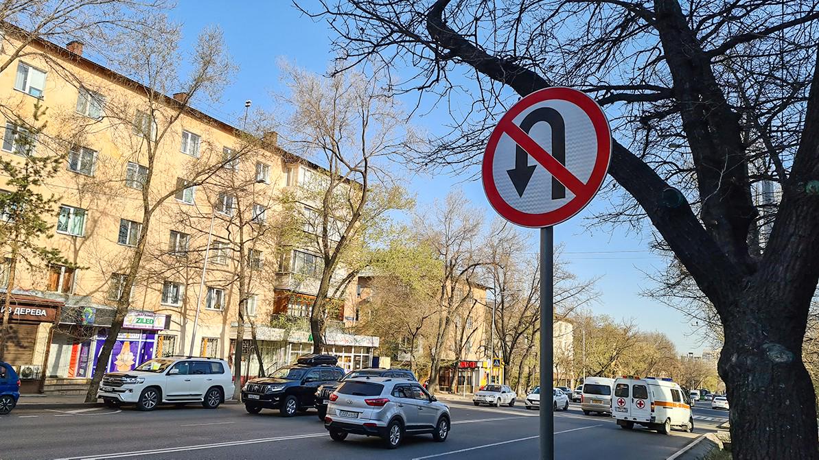 Водители игнорируют запрет разворота на Жарокова – Габдуллина в Алматы
