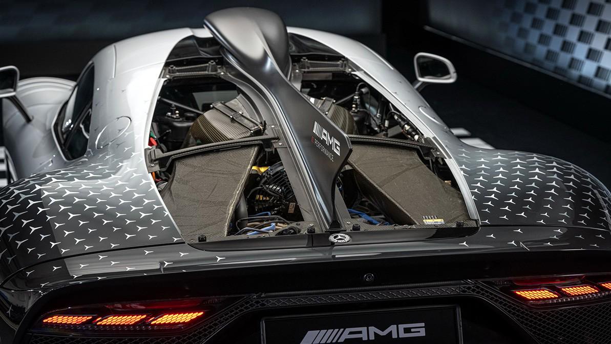 Серийный Mercedes-AMG One вышел в свет