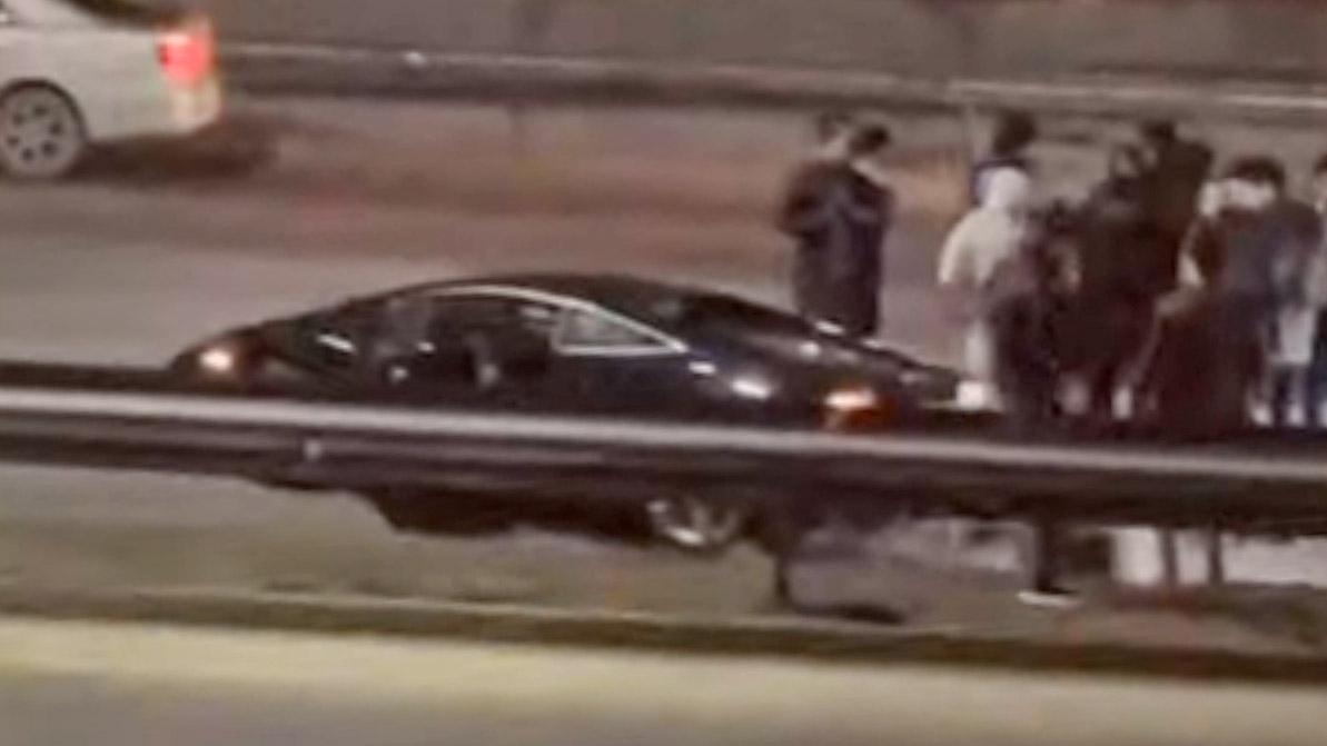 Lamborghini Gallardo приложили об отбойник на ВОАД в Алматы