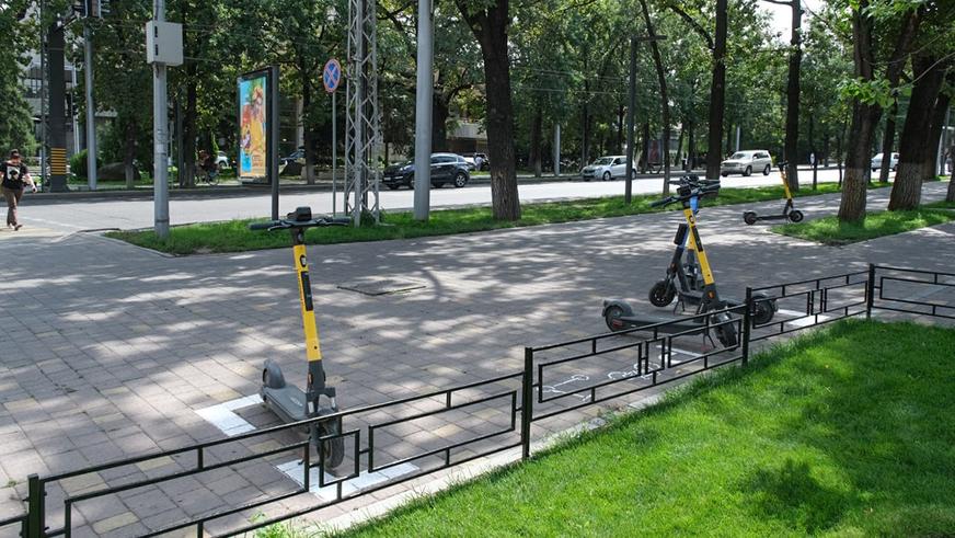 В Алматы начали размечать парковки для электросамокатов