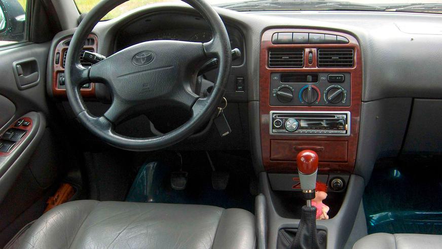 1997: Toyota Avensis -тің алғашқы буыны (Т22)