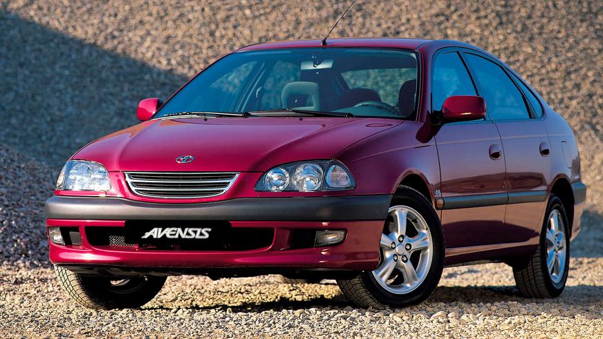 1997: Toyota Avensis-тің алғашқы буыны (Т22). Еуропада, кейіннен ТМД елдеріне кең таралған. Марканың ең сәтті үлгілерінің бірі болып саналады