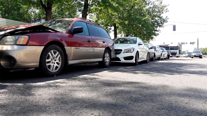 Семь автомобилей протаранила фура на площади Республики в Алматы