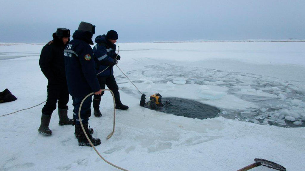 Машина рыбаков провалилась под лёд в ВКО. Один из них погиб