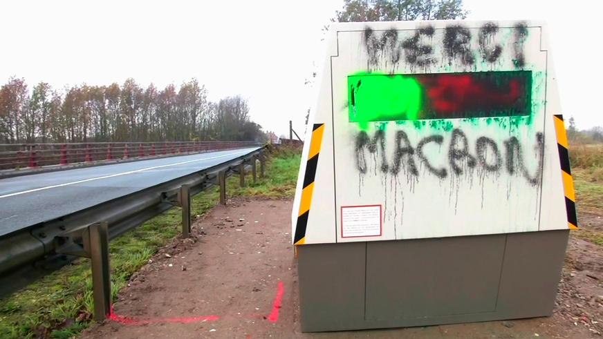«Жёлтые жилеты» во Франции уничтожают дорожные радары