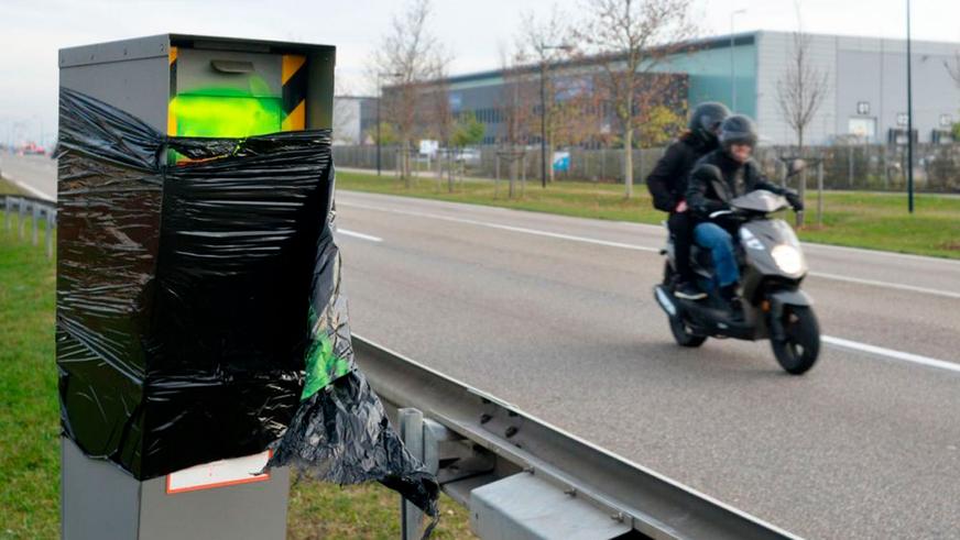 «Жёлтые жилеты» во Франции уничтожают дорожные радары