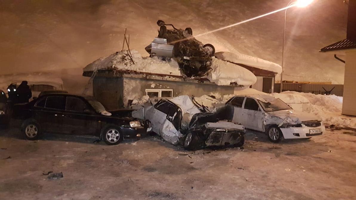 Автомобиль взмыл в воздух и врезался в крышу дома в Северной Осетии