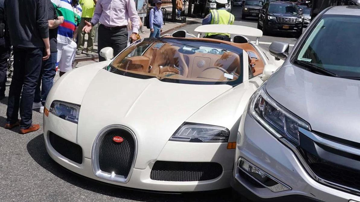 Купил Bugatti Veyron и сразу же попал в ДТП