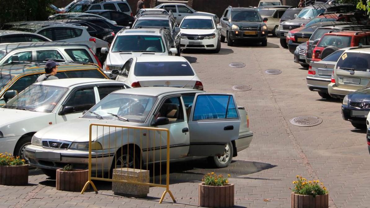 В Алматы опасно парковаться возле люков теплотрасс