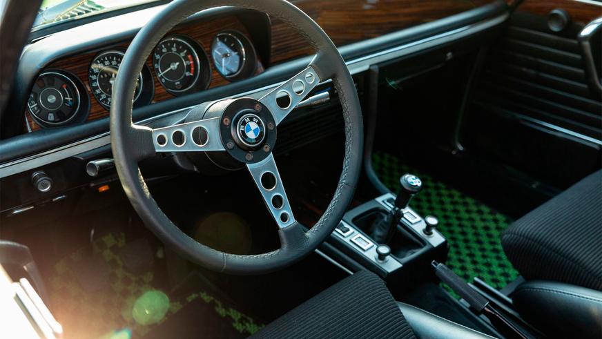 Бэтмобиль BMW выставили на продажу
