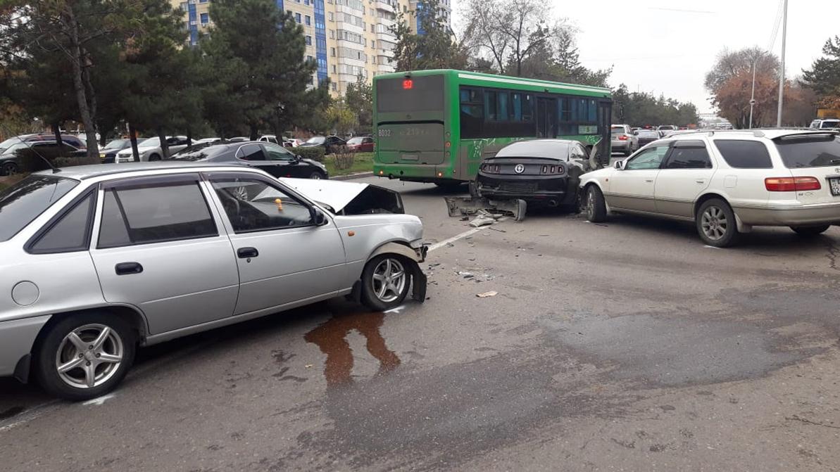 Три машины столкнулись в Алматы. Пострадал ребёнок