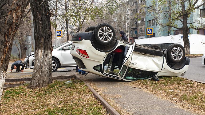 Mazda опрокинула Nissan в Алматы