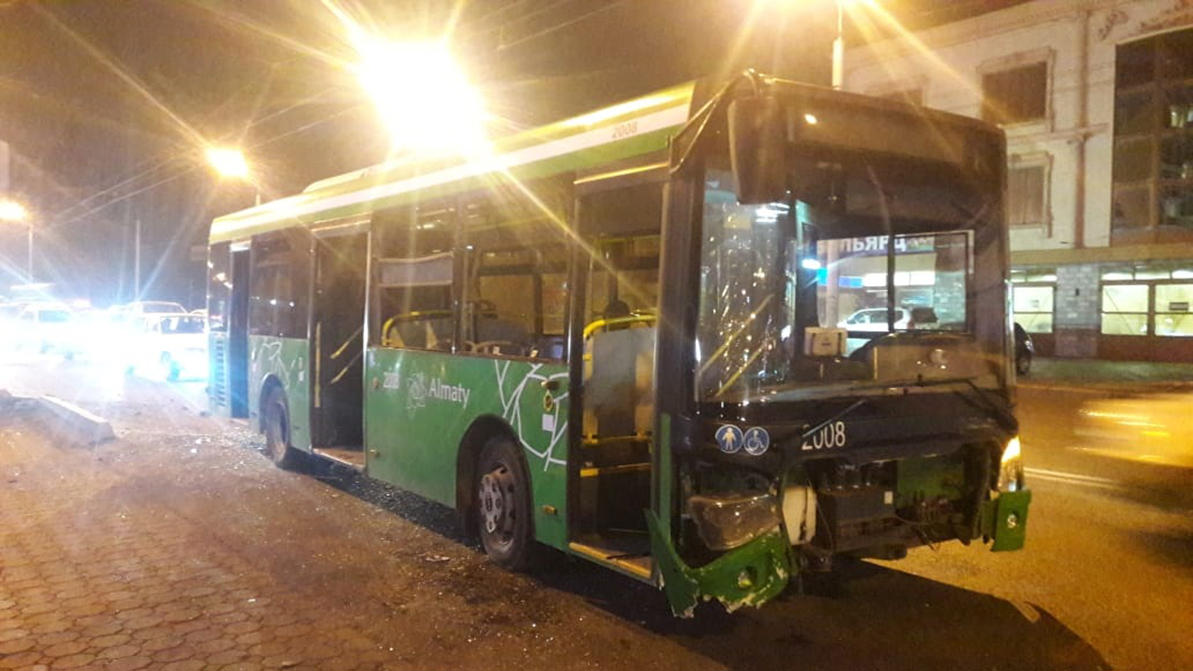 Двое пострадали в ДТП с автобусом в Алматы