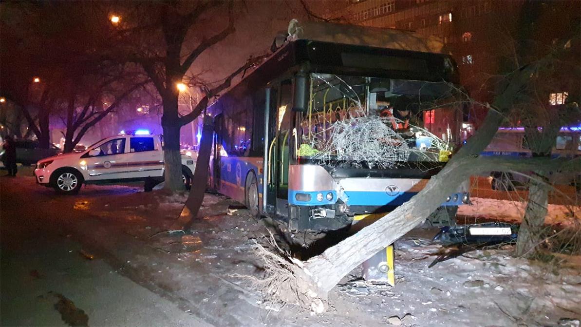 Троллейбус протаранил две машины и сбил пешехода в Алматы