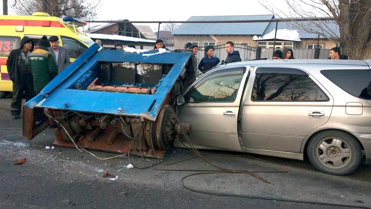 Дизельный генератор упал на автомобиль в Алматы