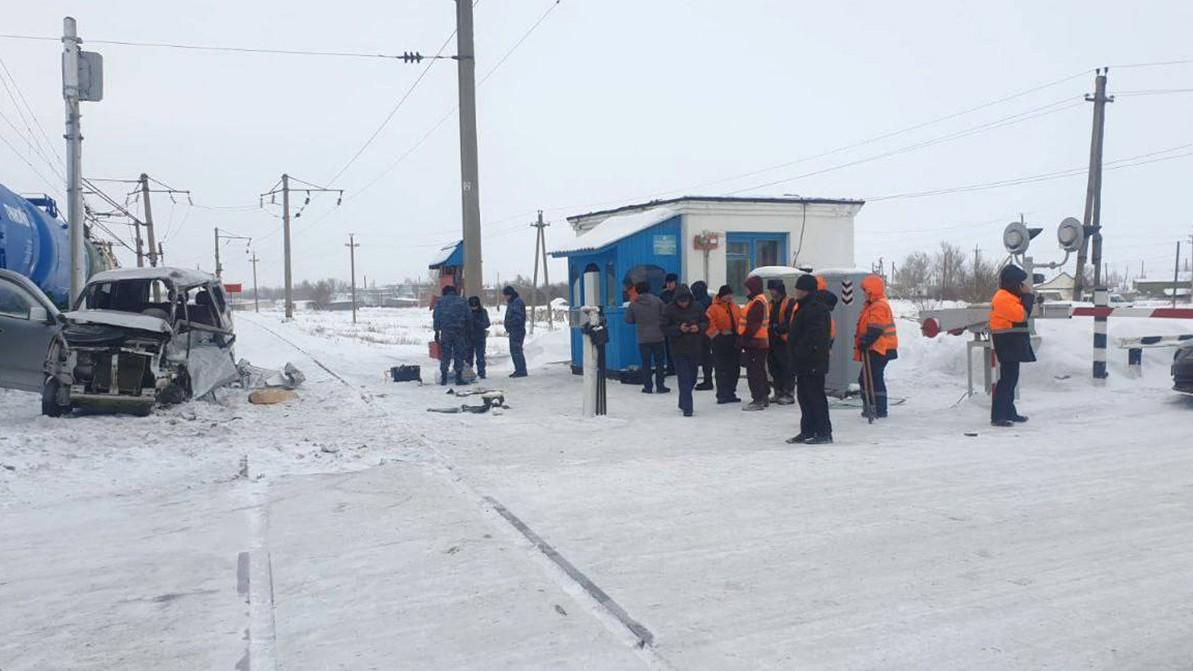 Трое погибли при столкновении авто с поездом в Акмолинской области