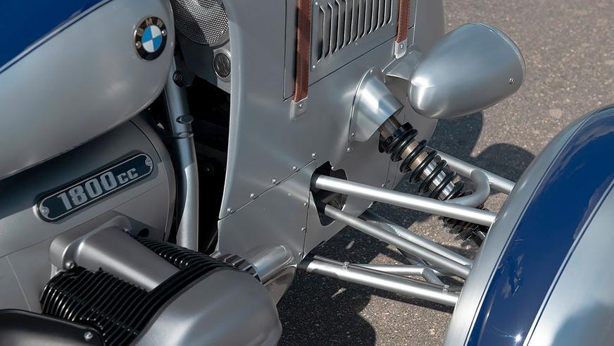Трицикл в стиле BMW 328 построил мастер из Беларуси