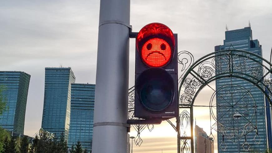 Светофоры со смайликами установили на пешеходных переходах столицы