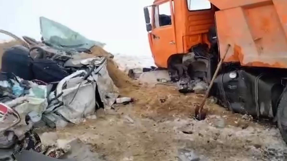 Самосвал раздавил Chevrolet Cobalt с людьми в Актюбинской области