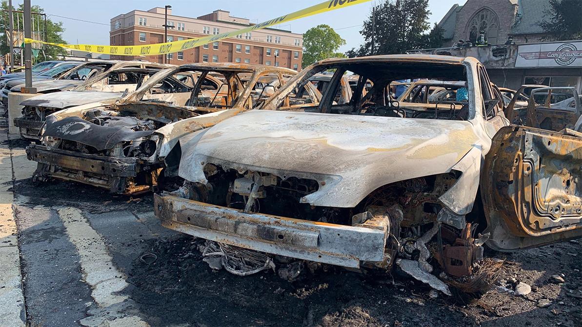 В США сожгли более 100 машин на открытой стоянке