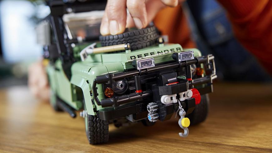 Lego спрятала новый конструктор для сборки Defender в глухом лесу