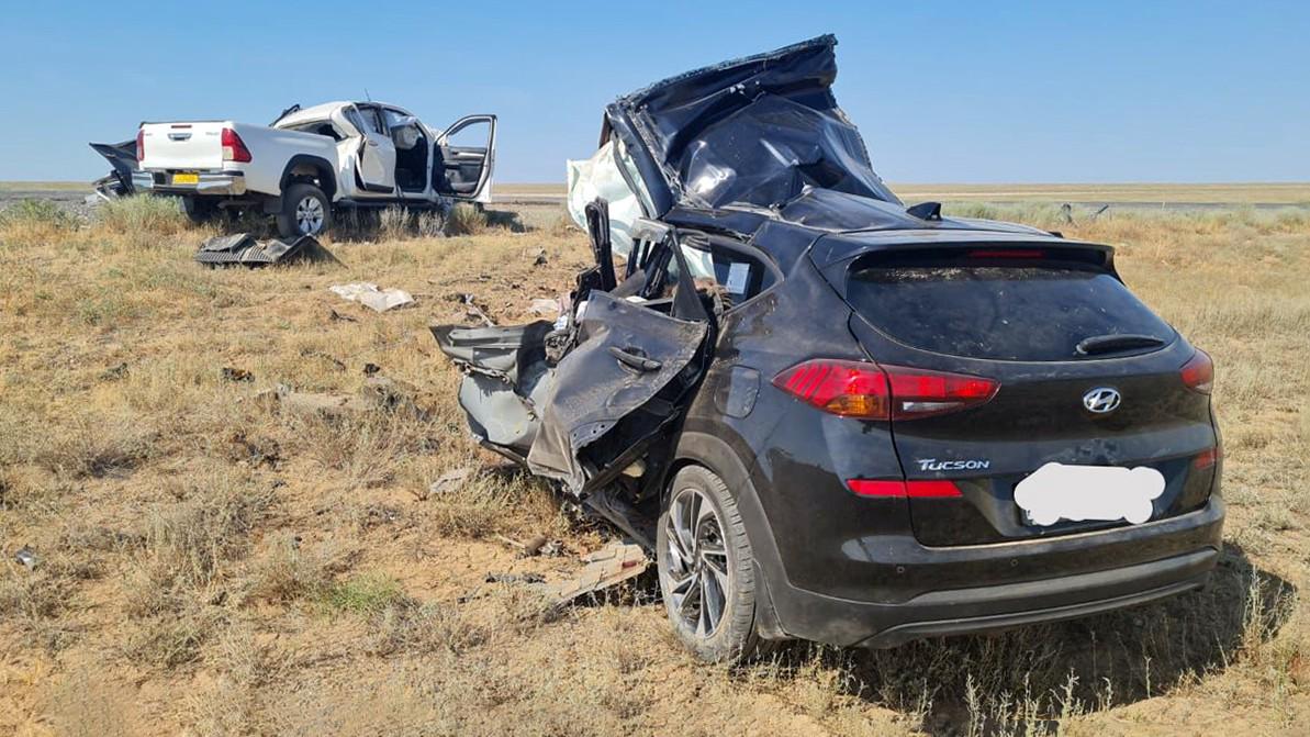 Toyota Hilux и Hyundai Tucson лоб в лоб столкнулись в Атырауской области
