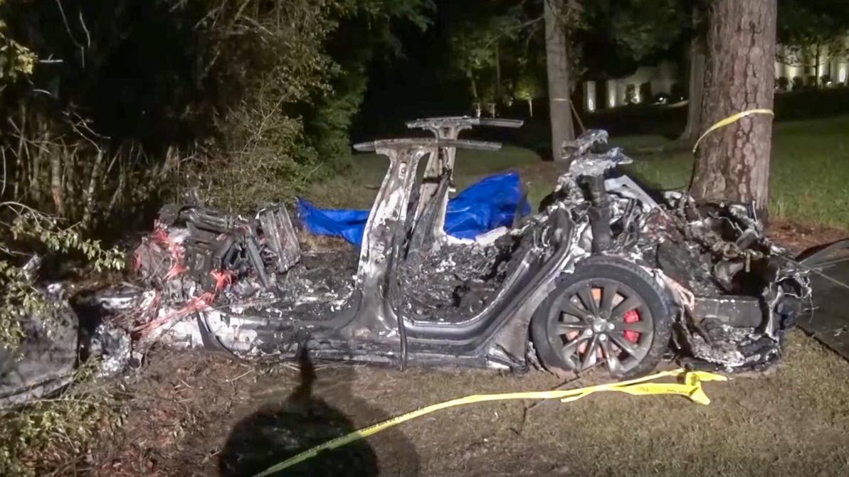 Tesla Model S без водителя врезалась в дерево и сгорела