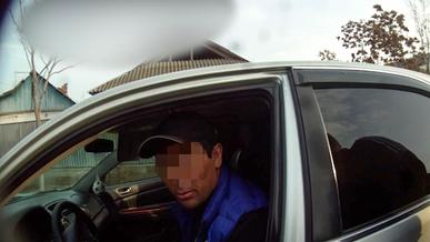 На двери авто протащил водитель полицейского в Жетысае