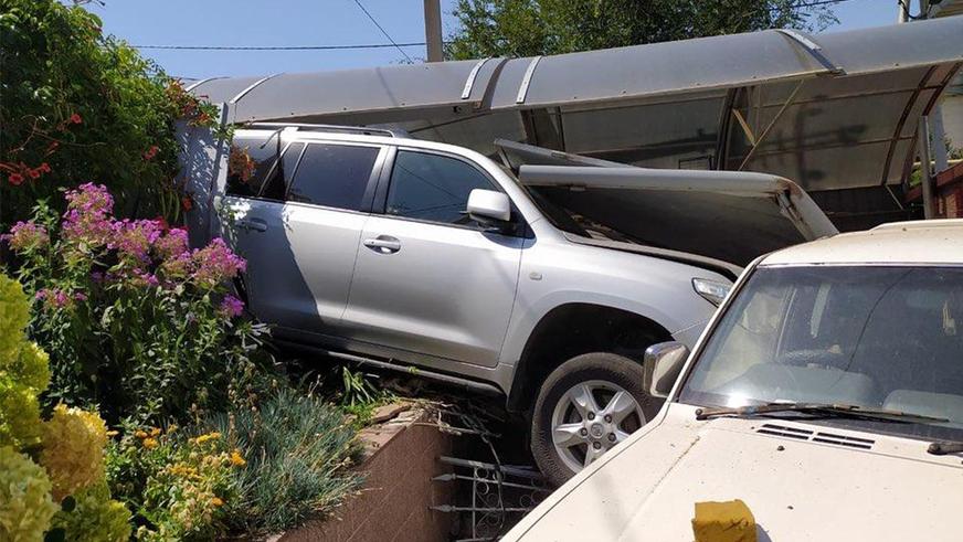 Фото дня: Toyota Land Cruiser протаранил ворота дома в Алматы