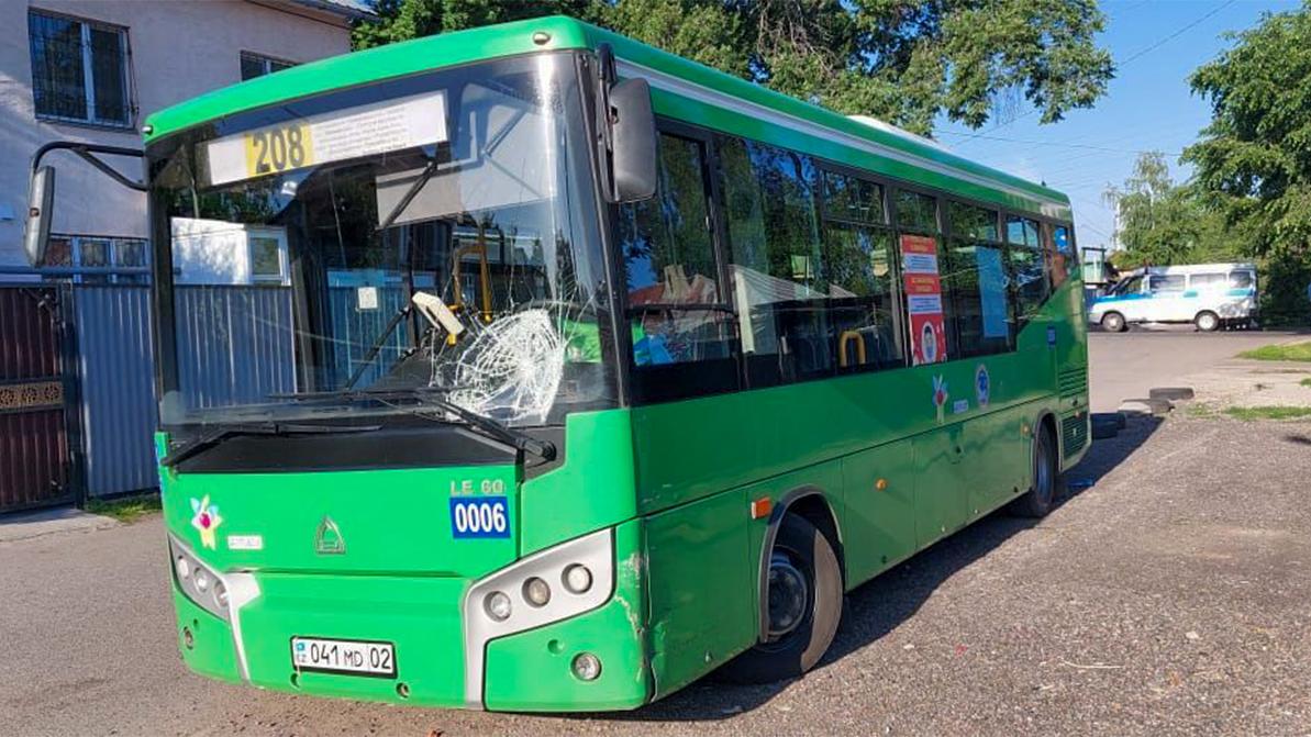 Автобус сбил насмерть женщину на Жангельдина в Алматы