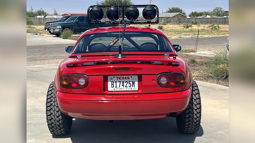Родстер Mazda MX-5 подготовили к бездорожью и выставили на аукцион