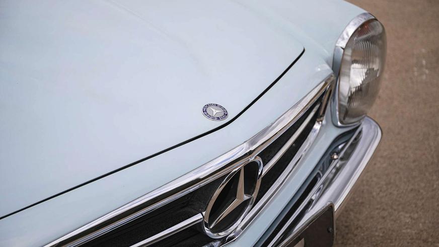Уникальный Mercedes-Benz SL известного гонщика пустят с молотка