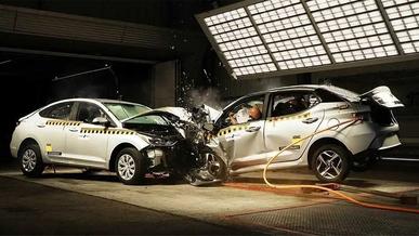 Hyundai Accent и Grand i10 столкнули лоб в лоб в ходе краш-теста в США