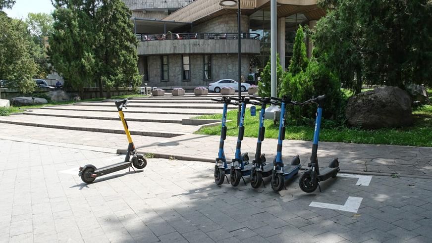 В Алматы начали размечать парковки для электросамокатов