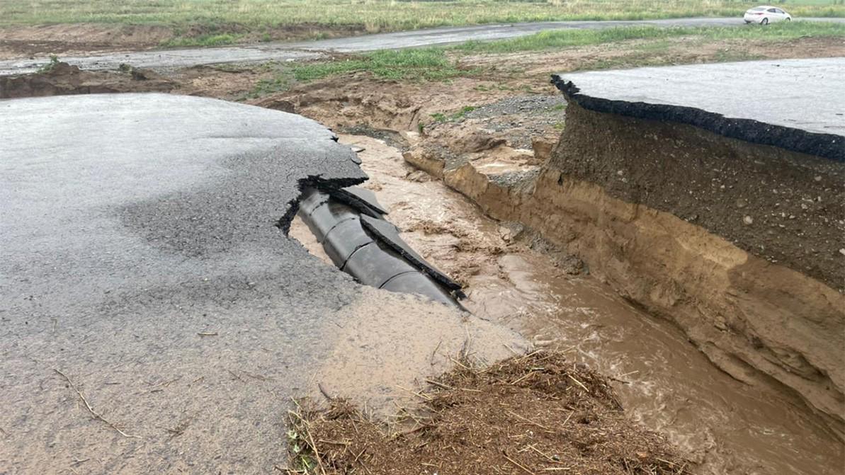 Четыре фуры оказались отрезанными на размытой дождями трассе возле Сарканда
