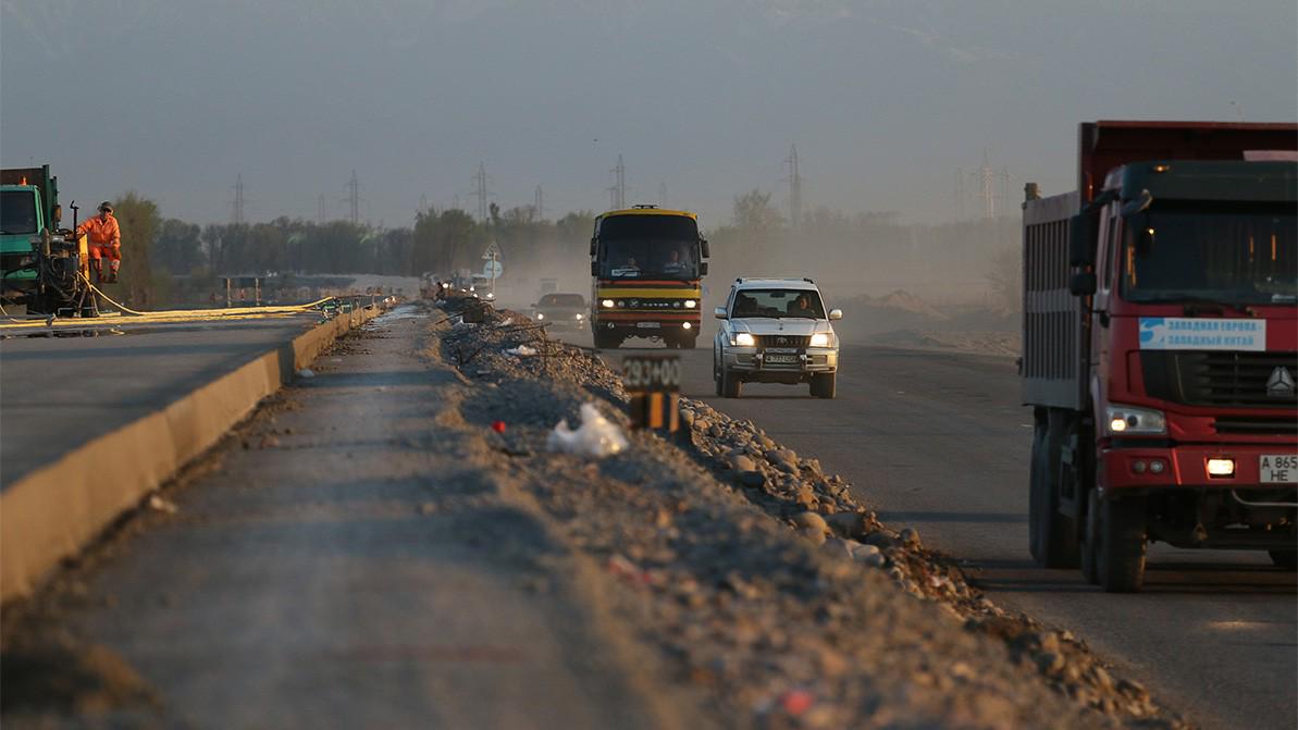 Все бетонные трассы в Казахстане решено закатать асфальтом