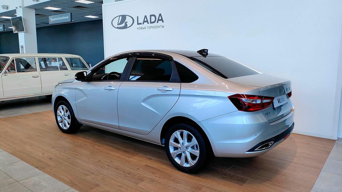 Новые Lada Vesta пошли в продажу в России по завышенным ценам