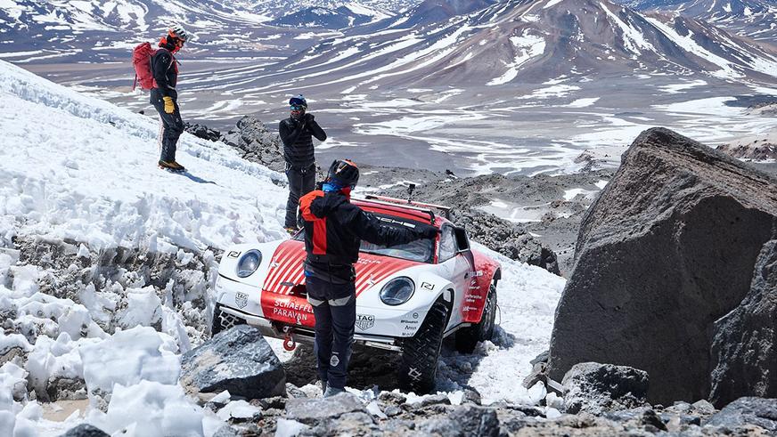 Экстремальный Porsche 911 покорил самый высокий вулкан в мире