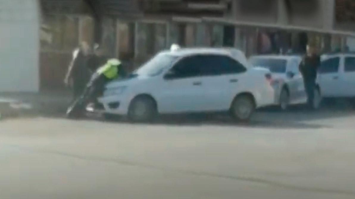 В Кызылорде полицейского прокатили на капоте