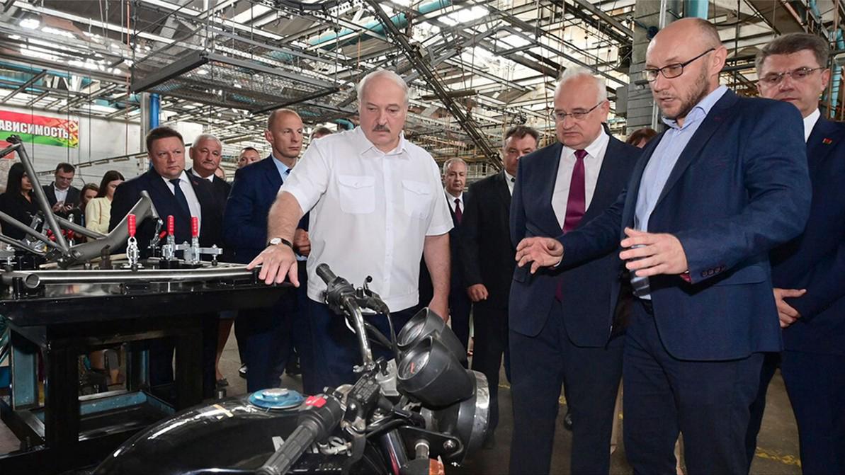 Лукашенко узнал, откуда детали для мотоциклов «Минск» поступали