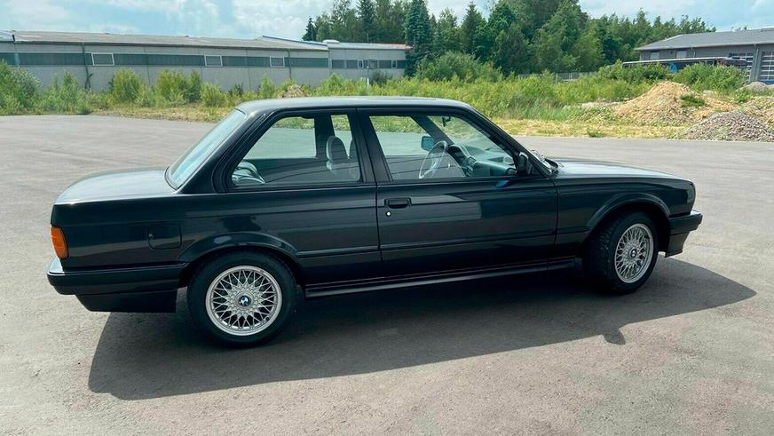 Тройку BMW E30 без пробега продают за 41 тысячу долларов