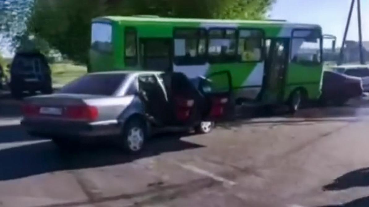 Школьный автобус попал в ДТП: пятеро детей пострадали