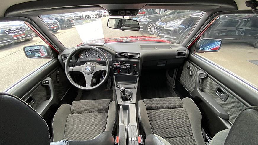 Автосалон продаёт BMW 323 (E30) без пробега за 120 тысяч евро
