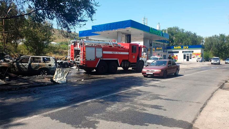 Land Cruiser Prado протаранил газовую заправку в Есике